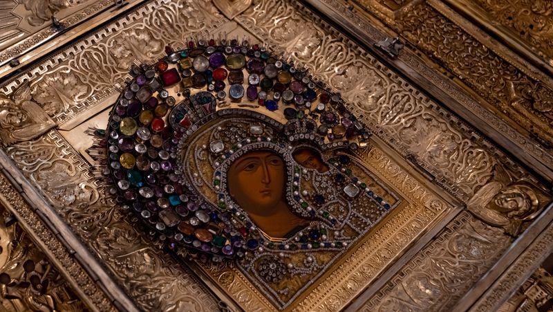 Acoperăm&acirc;ntul Maicii Domnului. Ce se dă de pomană