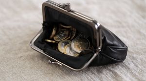 Salarii și pensii mai mari de la 1 ianuarie. Cu cât ar putea crește pensiile și salariul minim începând de anul viitor