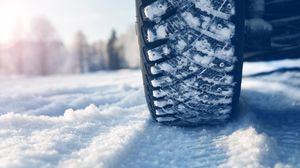 Când se recomandă să treci la cauciucurile de iarnă. Vezi ce spun specialiștii