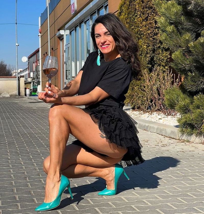VIDEO Fosta soție a lui Mădălin Ionescu, filmată în ipostaze de senzație. Mihaela Coșerariu își face de cap oe internet la 46 de ani
