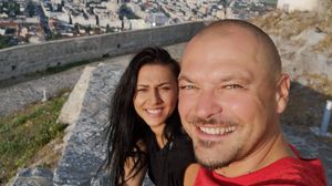 Totul despre Melinda, soția lui Puya. Câți ani are femeia care i-a dăruit rapperului 3 fetițe