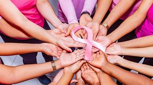 Eveniment caritabil de excepție pentru lupta împotriva cancerului la sân. Cea mai licitată bijuterie a fost creată special pentru gală