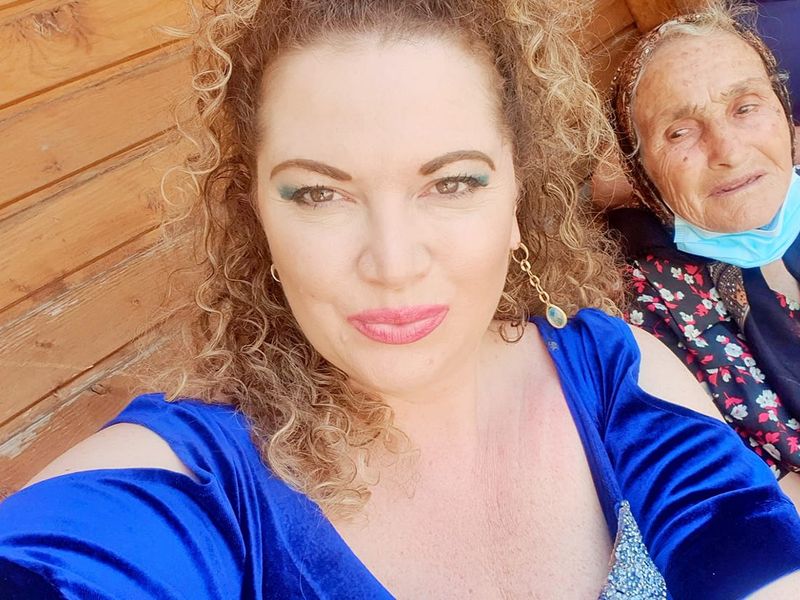 Oana Lis nu și-a mai văzut bunica de mult timp. Bătrâna a ajuns de urgență la spital în aceeași zi cu Viorel Lis „A căzut pe jos și își pierduse conștiința”