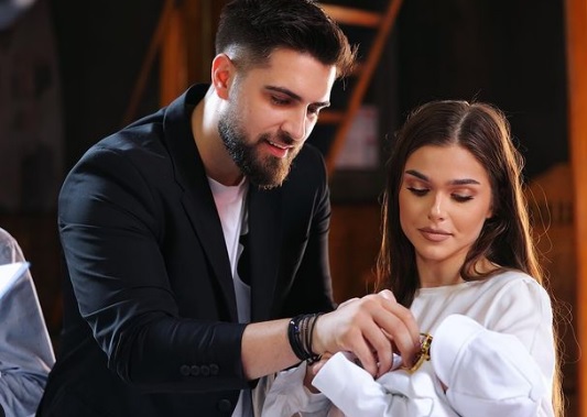 Theo Rose și Alex Leonte, alături de finuțul lor, Selim Theo Rose și Alex Leonte nași