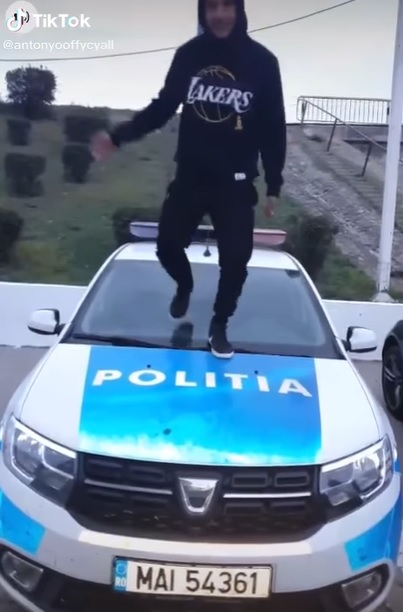 Un tânăr s-a dat singur pe mâna Poliției după ce a postat actul de teribilism pe internet. craiova, masina politie, teribilism