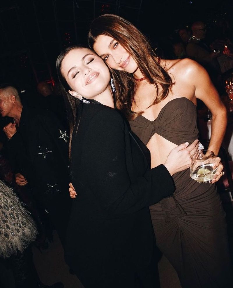 Fosta și actuala lui Justin Bieber s-au fotografiat &icirc;mpreună. Selena Gomez și Hiley au &icirc;ngropat definitiv securea războiului