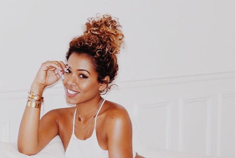 GALERIE FOTO Marchează şi pe teren şi &icirc;n afara lui! Cine este şi cu ce se ocupă iubita superbă a lui Karim Benezma