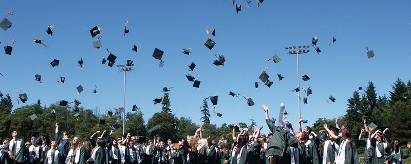  Elevii de 10 la Bacalaureat și Evaluare Națională vor primi bani de la stat