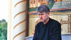 Cristian Pomohaci ”mimează” preoția în garajul casei sale. Fostul preot, în mijlocul unui alt scandal monstru. Reacția Arhiepiscopiei: „Nu aduce binecuvântare”