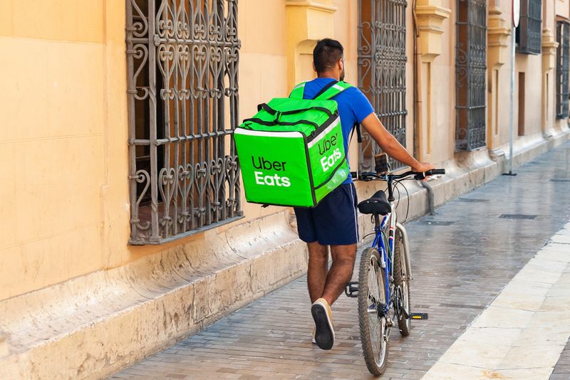 Curier mâncare loc de muncă, angajări, curieri, comenzi, salariu, bani