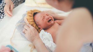 4 metode ușoare prin care alini colicile bebelușului tău