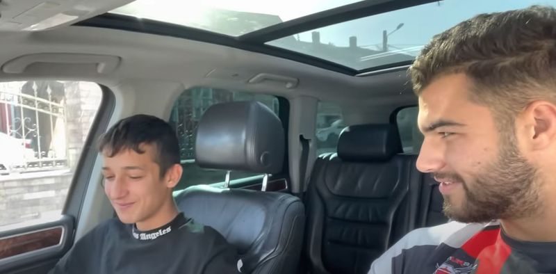 Iancu Sterp s-a întâlnit întâmplător cu Beni, în oraș! Când și-a dat seama ce a făcut băiatul, l-a luat imediat la rost: „Dacă te vede cu mine în mașină?”