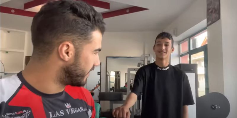 Iancu Sterp s-a întâlnit întâmplător cu Beni, în oraș! Când și-a dat seama ce a făcut băiatul, l-a luat imediat la rost: „Dacă te vede cu mine în mașină?”
