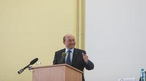 traian basescu varsta