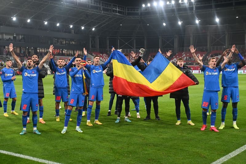 FCSB - Rapid, derby în SuperLiga! Mustaţă, ultimatum pentru jucători. Care sunt echipele probabile şi cine arbitrează meciul
