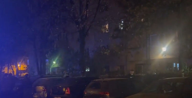 Blocul de pe care s-a aruncat tânărul Blocul de pe care s-a aruncat tânărul