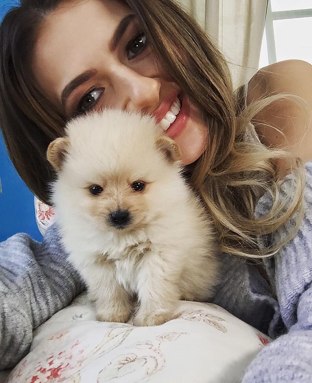 Lidia Buble și cățelui ei 