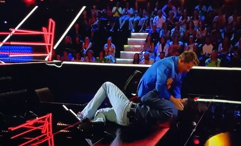 Tudor Chirilă a fost pus la pământ de loviturile pe care le-a primit de la prezentatorul TV. tudor chirila, pavel bartos, tudor chirila la pamant, vocea romaniei 2022