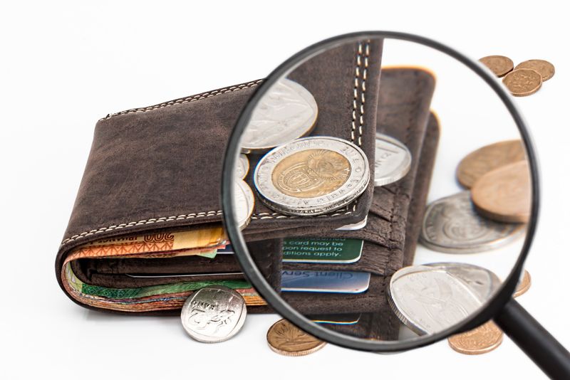 La saltea sau în bancă? Unde e cel mai sigur loc sa îți ții economiile