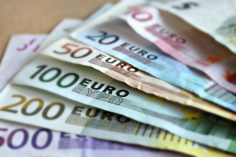 La saltea sau în bancă? Unde e cel mai sigur loc sa îți ții economiile