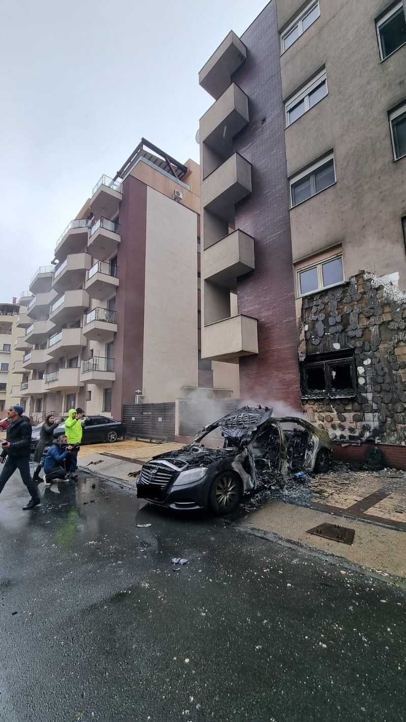 Incendiu București mașină