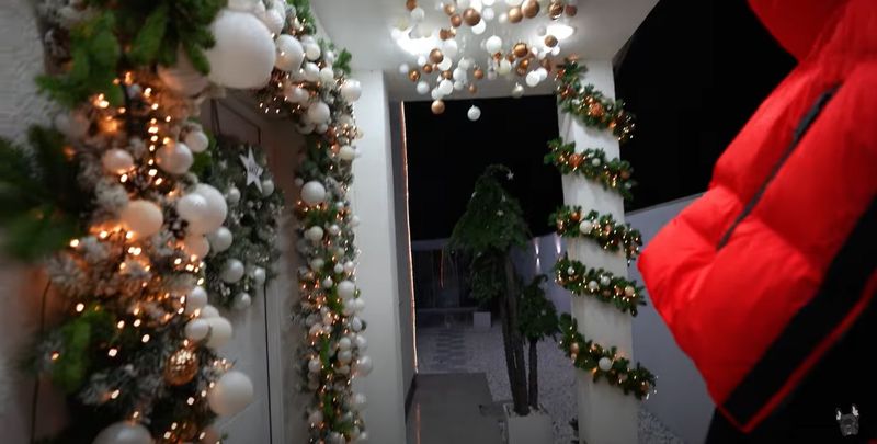 Dorian Popa și-a decorat deja casa și bradul de Crăciun
