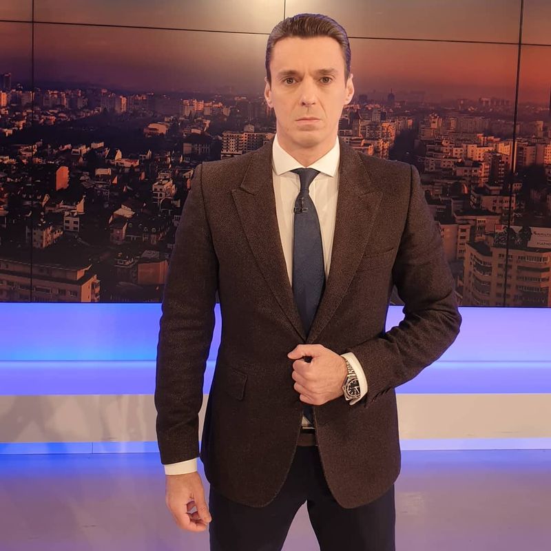 Mircea Badea susține că nu a mai băut apă de 30 de ani! Cu ce a înlocuit-o? Mulți tineri își pierd viața din cauza acestei băuturi: „Doamne ferește!”