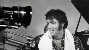 5 dintre cele mai ciudate lucruri vândute la licitație. O șuviță din părul lui Elvis Presley s-a vândut cu 18.300 de dolari