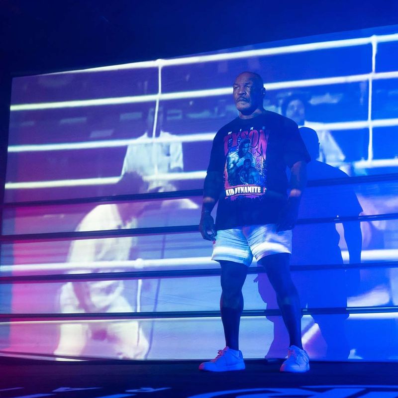 Fanii boxului, convinşi că un călător &icirc;n timp a filmat cu un smartphone lupta lui Mike Tyson din 1995