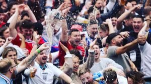 VIDEO Atenţie, imagini cu un puternic impact emoţional! Bătaie ca în filme între suporterii englezi şi cei galezi