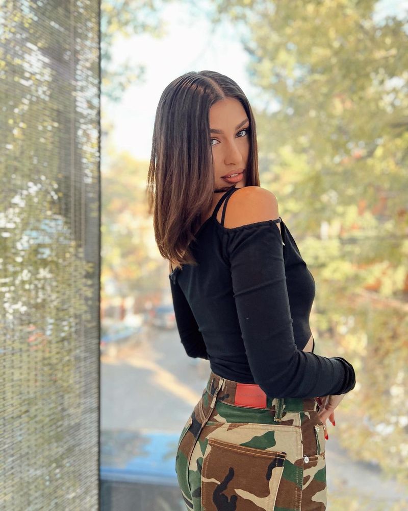 Alina Eremia, schimbarea de look cu care și-a lăsat fanii cu gura căscată. Nimeni nu se aștepta la o asemenea schimbare: „Nu e rău să fii o fire impulsivă”