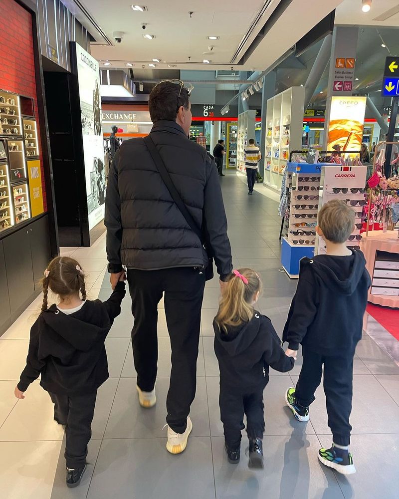 Cristi Borcea, un tată model! Ipostaza în care l-a surprins Valentina Pelinel, fără să știe: „În urma pașilor lor”