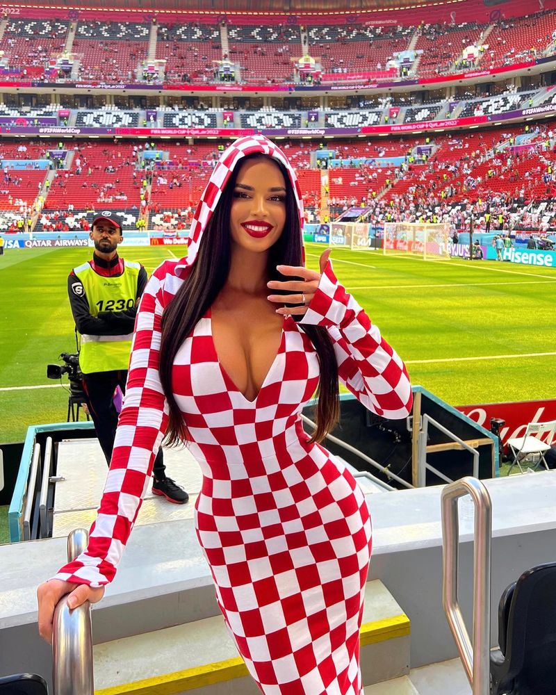 FOTO Ce riscă cea mai sexy fană de la Cupa Mondială, după ce s-a dezbrăcat în Qatar