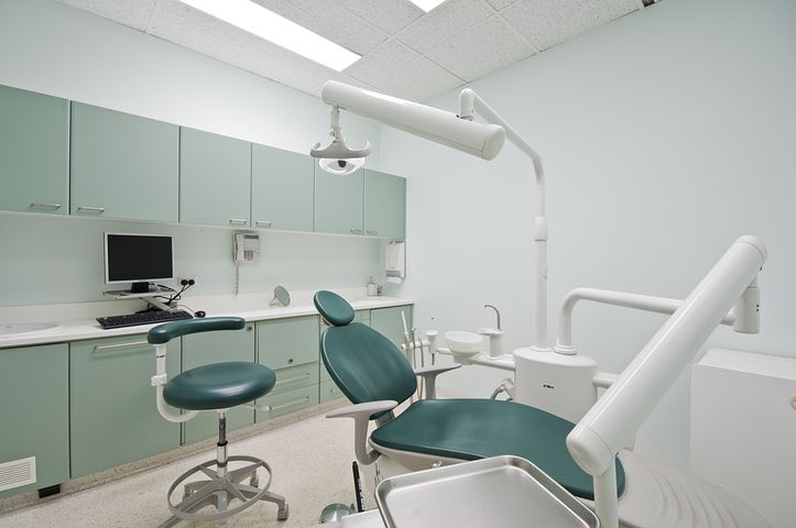 O influenceriță cunoscută de la noi din țară, la un pas de tragedie! A mers la stomatolog cu o urgență, însă a ajuns pe mâinile unui dentist fals