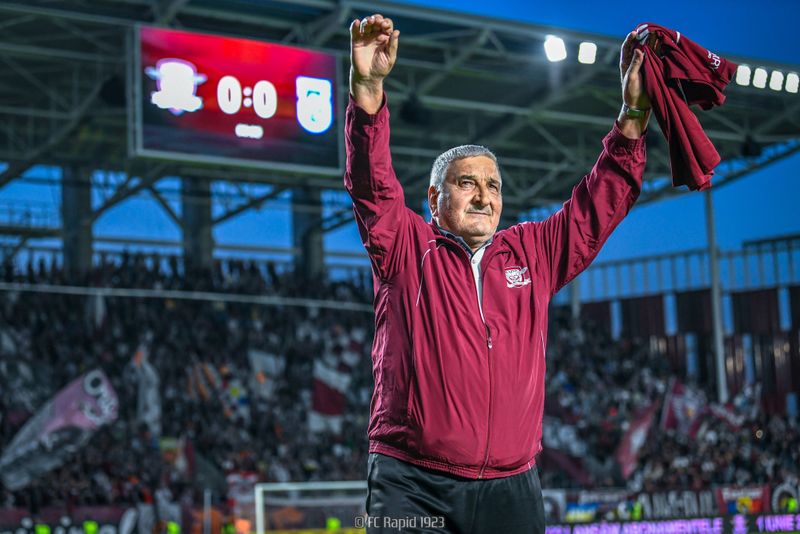 Fotbalist legendar al Rom&acirc;niei, căzut &icirc;n patima păcănelelor. E ca o boală de oase. Mai iau bani de la unul, altul