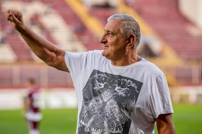 Fotbalist legendar al Rom&acirc;niei, căzut &icirc;n patima păcănelelor. E ca o boală de oase. Mai iau bani de la unul, altul