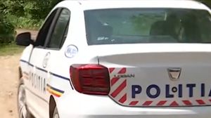 Scene greu de imaginat în Cluj! Trei polițiști au fost filmați în momentul în care calcă pe cap un tânăr beat. Explicația oamenilor legii este halucinantă: „S-ar fi împiedicat”