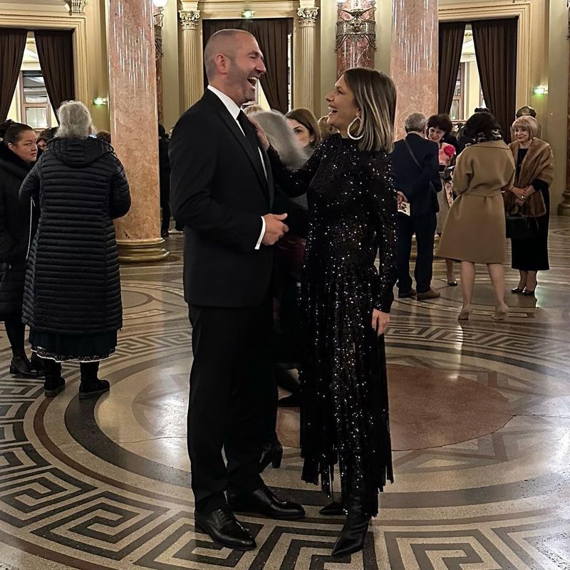 Bărbatul cu care a fost fotografiată Adela Popescu la un eveniment, în timp ce Radu Vâlcan e plecat! Ce mesaj i-a dat soțului, după ce au fost postate imaginile