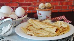 Cea mai simplă rețetă de clătite pufoase: Ai nevoie de doar 4 ingrediente. Poți folosi lapte sau apă minerală!