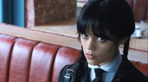 Ce părere au actorii din serialul „Wednesday” despre România
