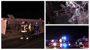 Accident grav în Arad! Planul roșu de intervenție a fost activat, după ce un autocar cu 33 de persoane s-a răsturnat. Omaneii au ieșit pe rând prin parbrizul spart