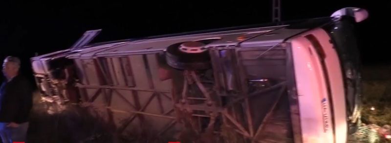 Accident grav în Arad! Planul roșu de intervenție a fost activat, după ce un autocar cu 33 de persoane s-a răsturnat. Omaneii au ieșit pe rând prin parbrizul spart