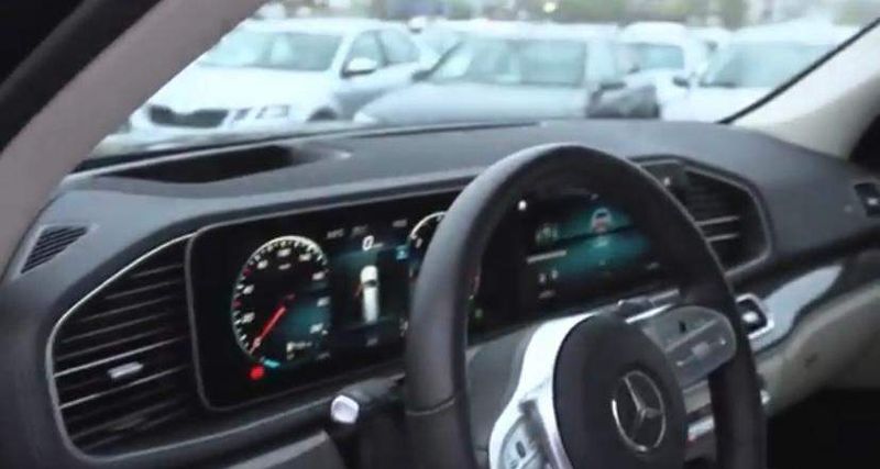 Jador, primele imagini cu bolidul de lux pe care l-a achiziționat! Artistul a dorit să &icirc;mpartă bucuria cu fanii: &bdquo;N-am visat &icirc;n viața mea la o mașină ca asta. Nici nu știu să umblu la ea&rdquo;