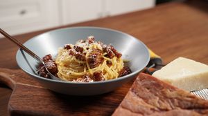 Cea mai simplă rețetă de paste carbonara cu pancetta și pecorino