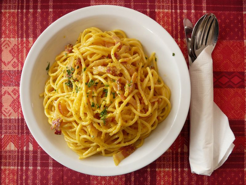 Cea mai simplă rețetă de paste carbonara cu pancetta și pecorino