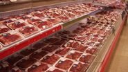 O româncă a cumpărat carne stricată de la supermarket cunoscut în România