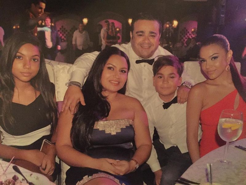 Cine este și cu ce se ocupă Mayk Simionescu, fratele mai mic a lui Adrian Minune