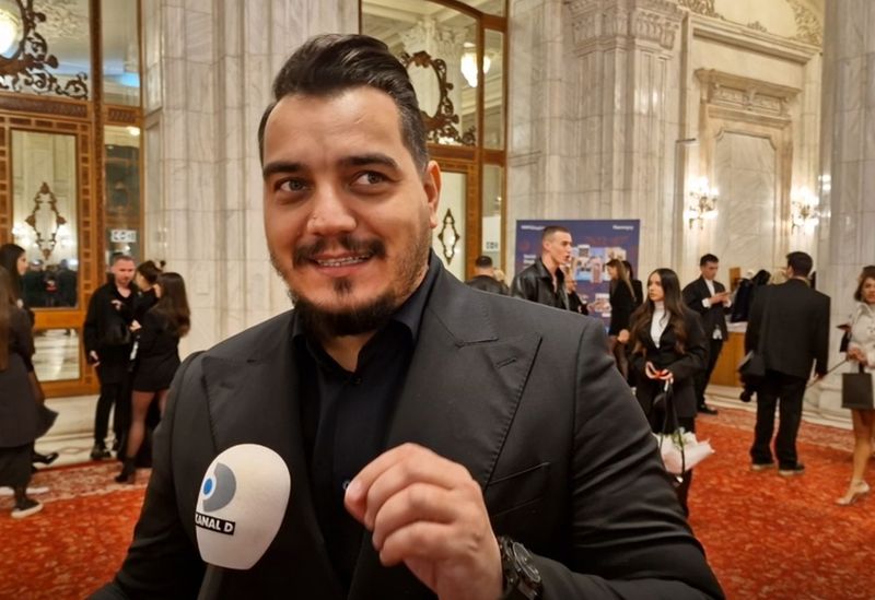 Prezentatorul TV i-a oferit inelul de logondă partenerei de viață