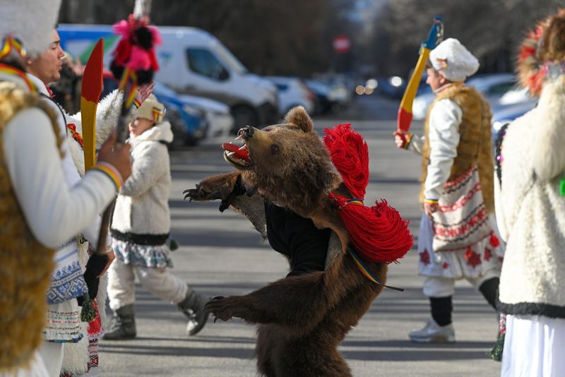 Tradiții de Crăciun din inima Maramureșului. În ce constă „Jocul Moșilor”