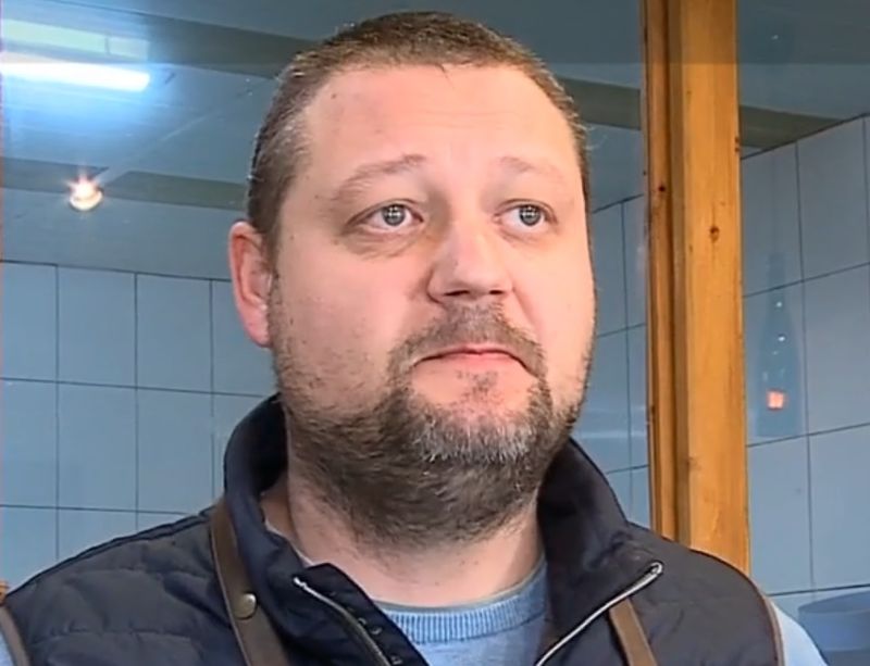 Bărbatul prepară cu măiestrie bucatele sofisticate, iar clienții lui sunt extrem de încântați. preparate traditionale, masa de craciun, idee de afacere, branzeturi de lux